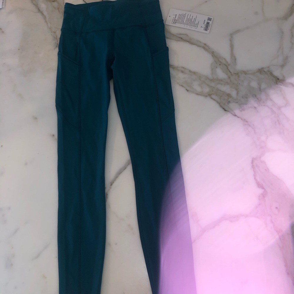 NWT LULULEMON LEGGINGS SIZE 4 FAST AND FREE TIGHT